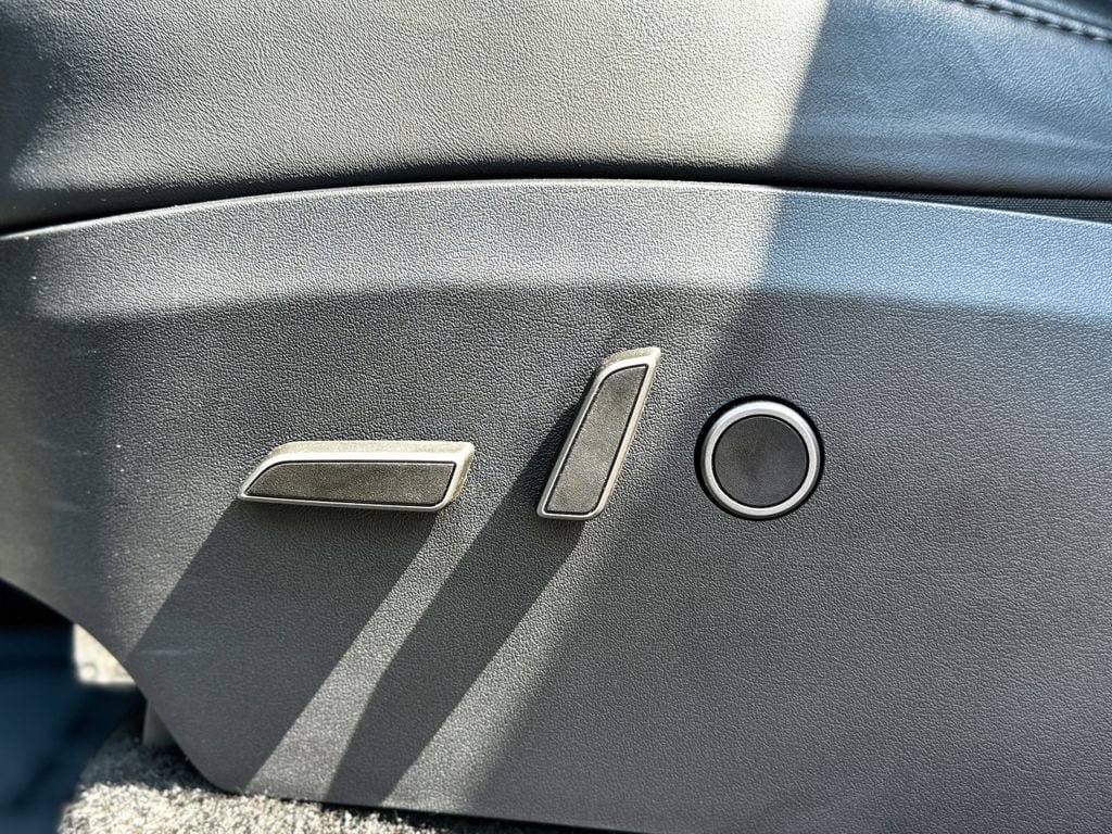 Used 2024 Tesla Model Y Long Range RWD image 88