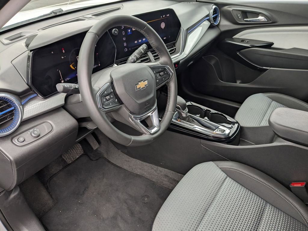 Used 2025 Chevrolet Trax LT w/ LT Convenience Package image 14