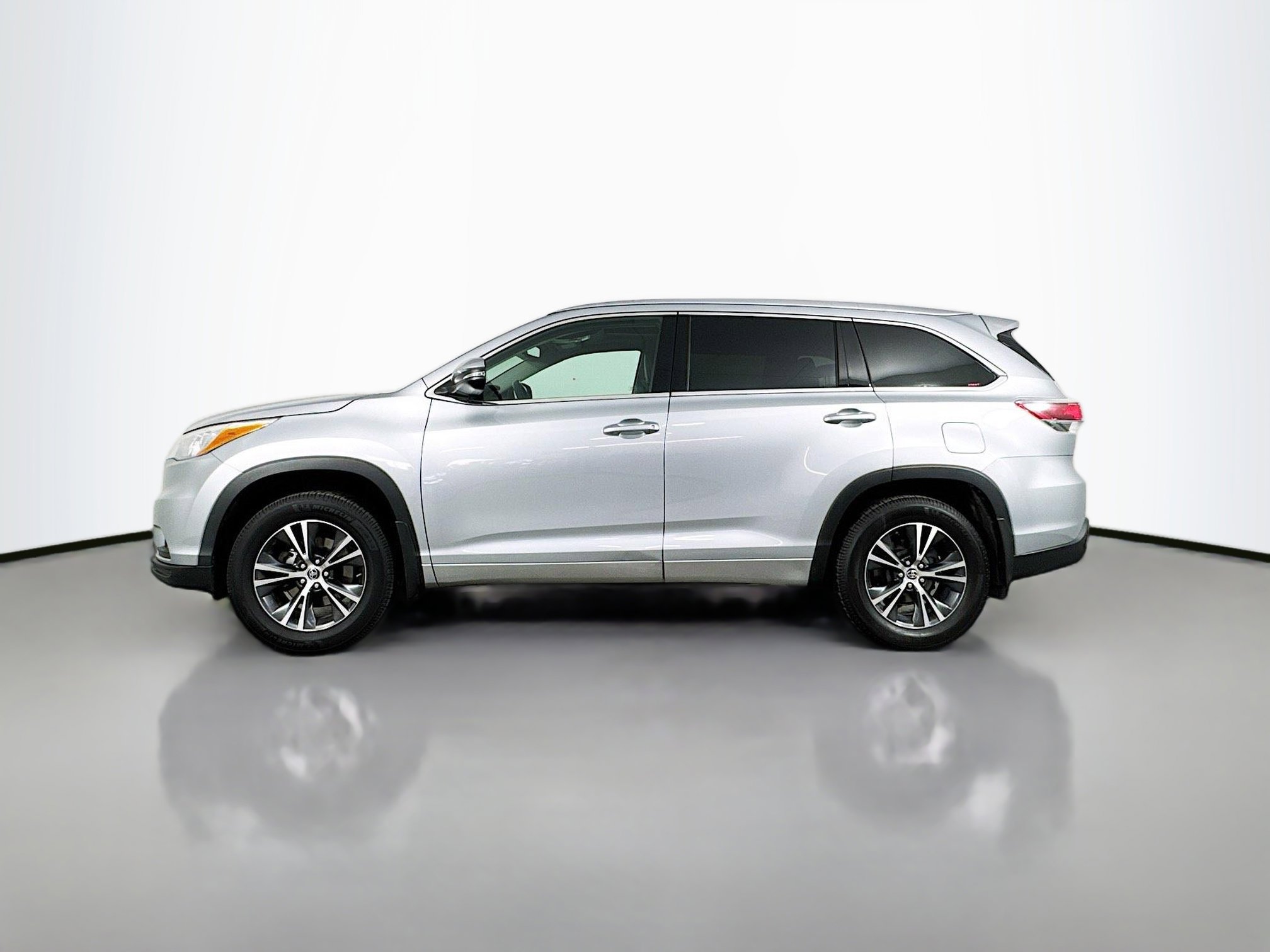 Used 2016 Toyota Highlander XLE AWD/4WD image 4