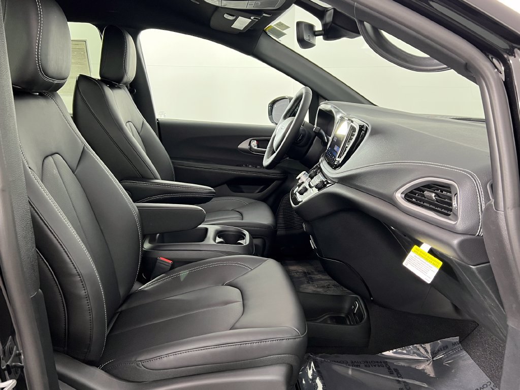 New 2026 Chrysler Pacifica Select FWD image 21