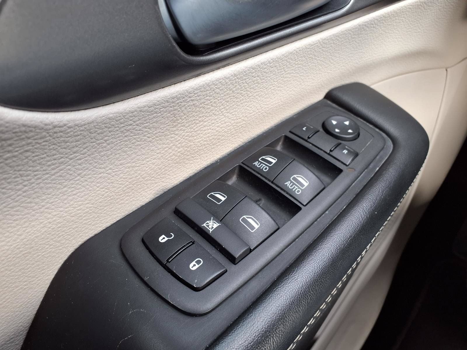 Used 2024 Chrysler Pacifica Touring-L FWD image 13