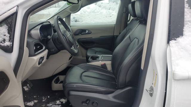 Certified 2024 Chrysler Pacifica Touring-L image 5