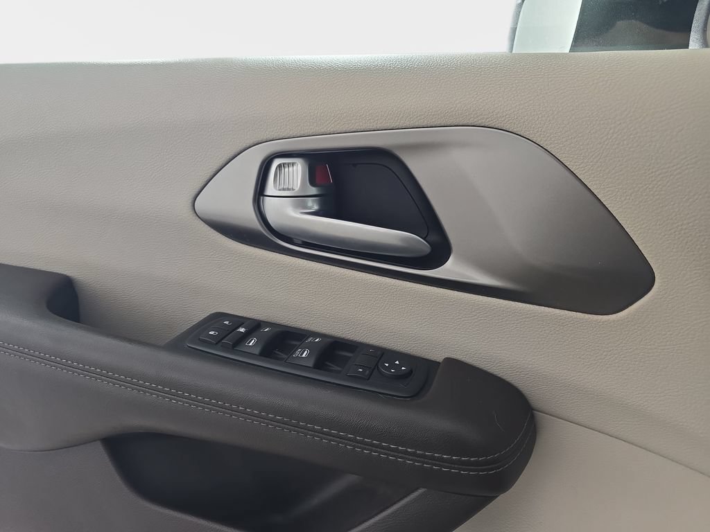Used 2017 Chrysler Pacifica Touring w/ Tire & Wheel Group FWD image 32