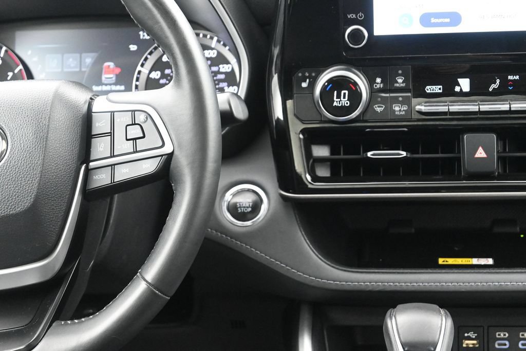 Used 2023 Toyota Highlander XLE AWD/4WD image 31