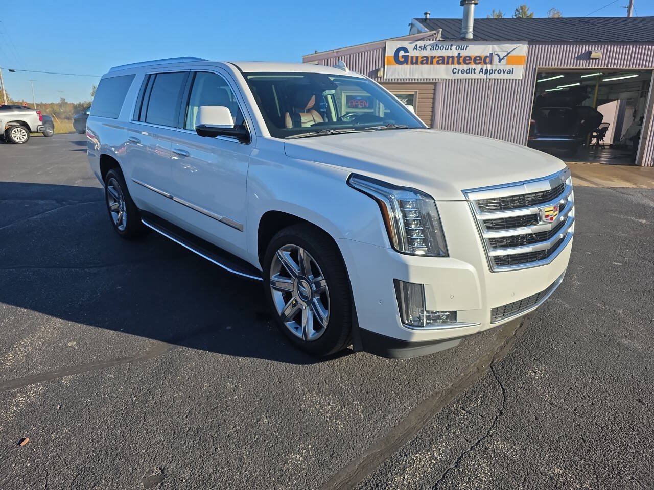 Used 2020 Cadillac Escalade ESV Luxury AWD/4WD image 4