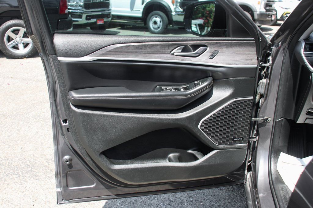 Used 2021 Jeep Grand Cherokee L Limited AWD/4WD image 16