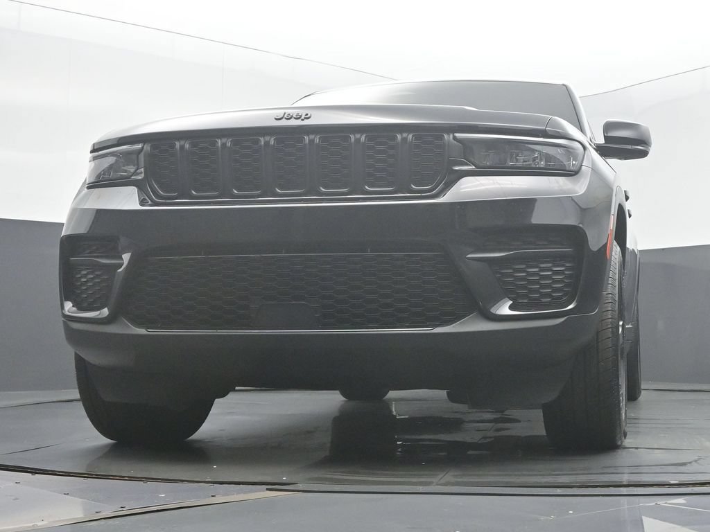 Used 2023 Jeep Grand Cherokee Altitude AWD/4WD image 44