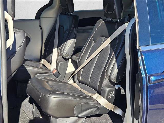 Used 2023 Chrysler Pacifica Touring-L image 16