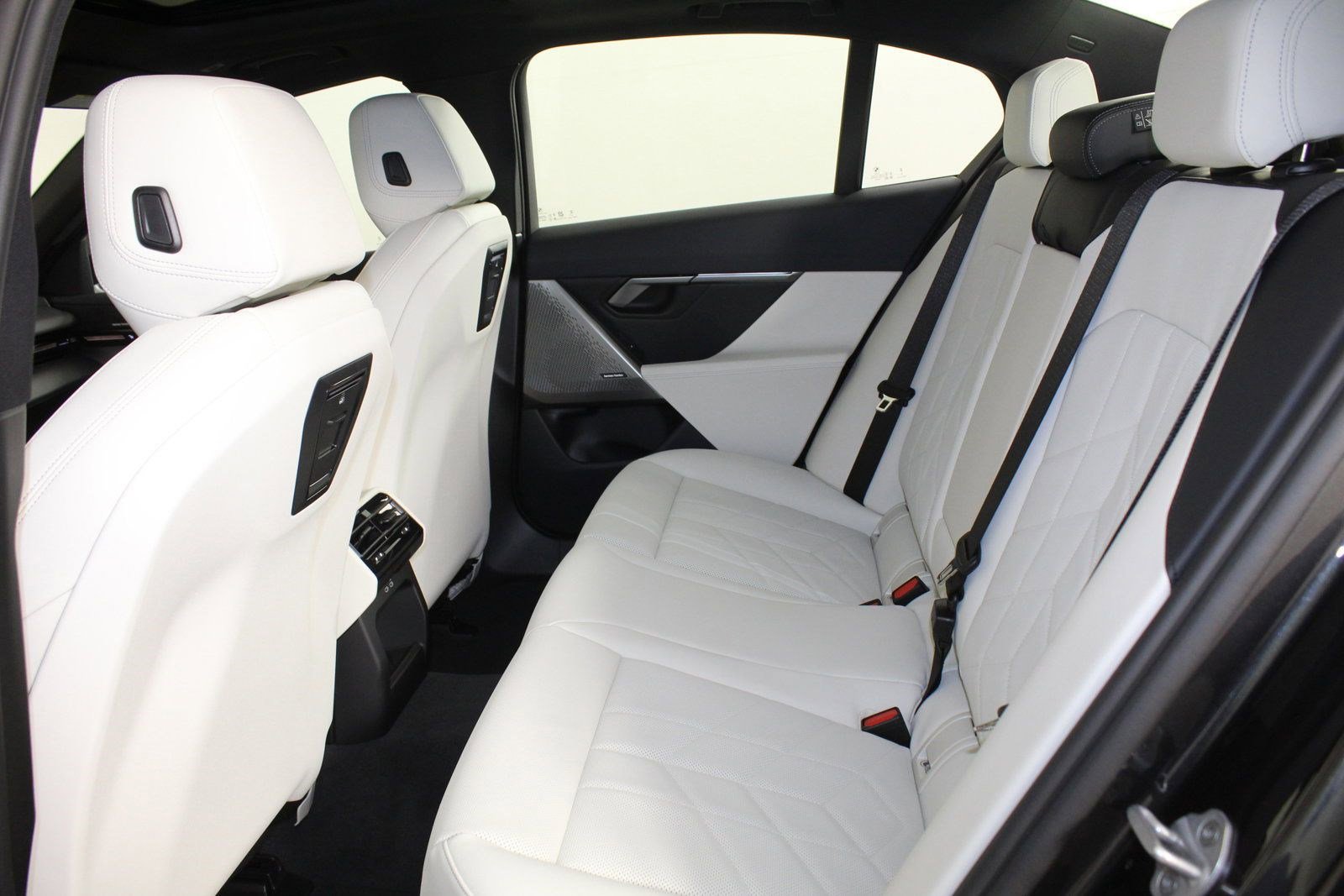 Used 2025 BMW 530i w/ Premium Package image 26