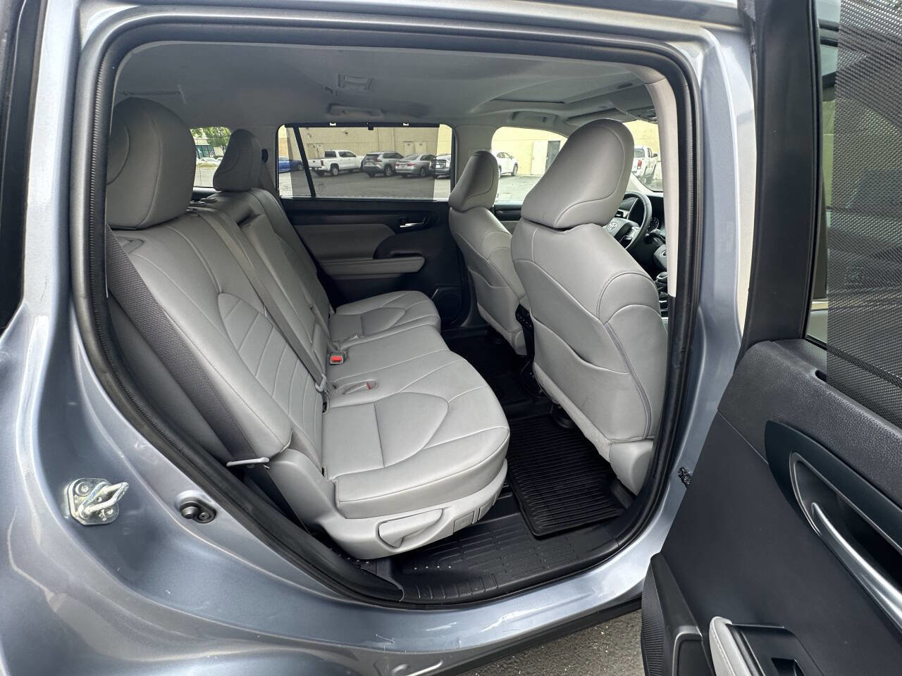 Used 2020 Toyota Highlander XLE FWD image 14