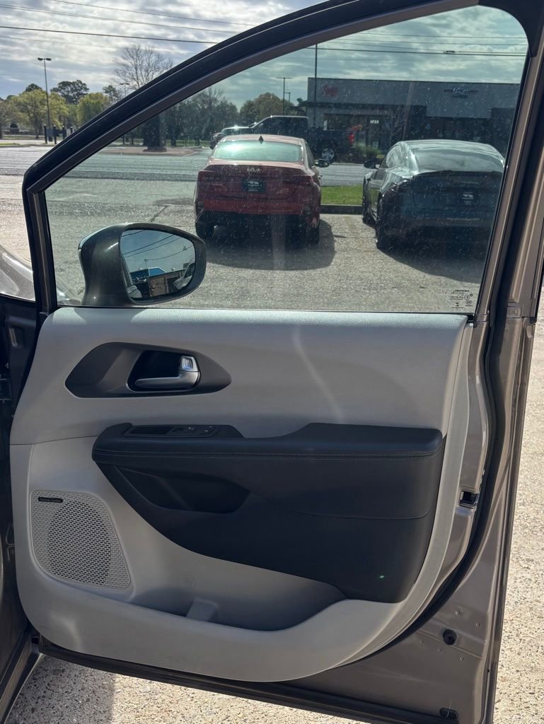 Used 2017 Chrysler Pacifica Limited image 13