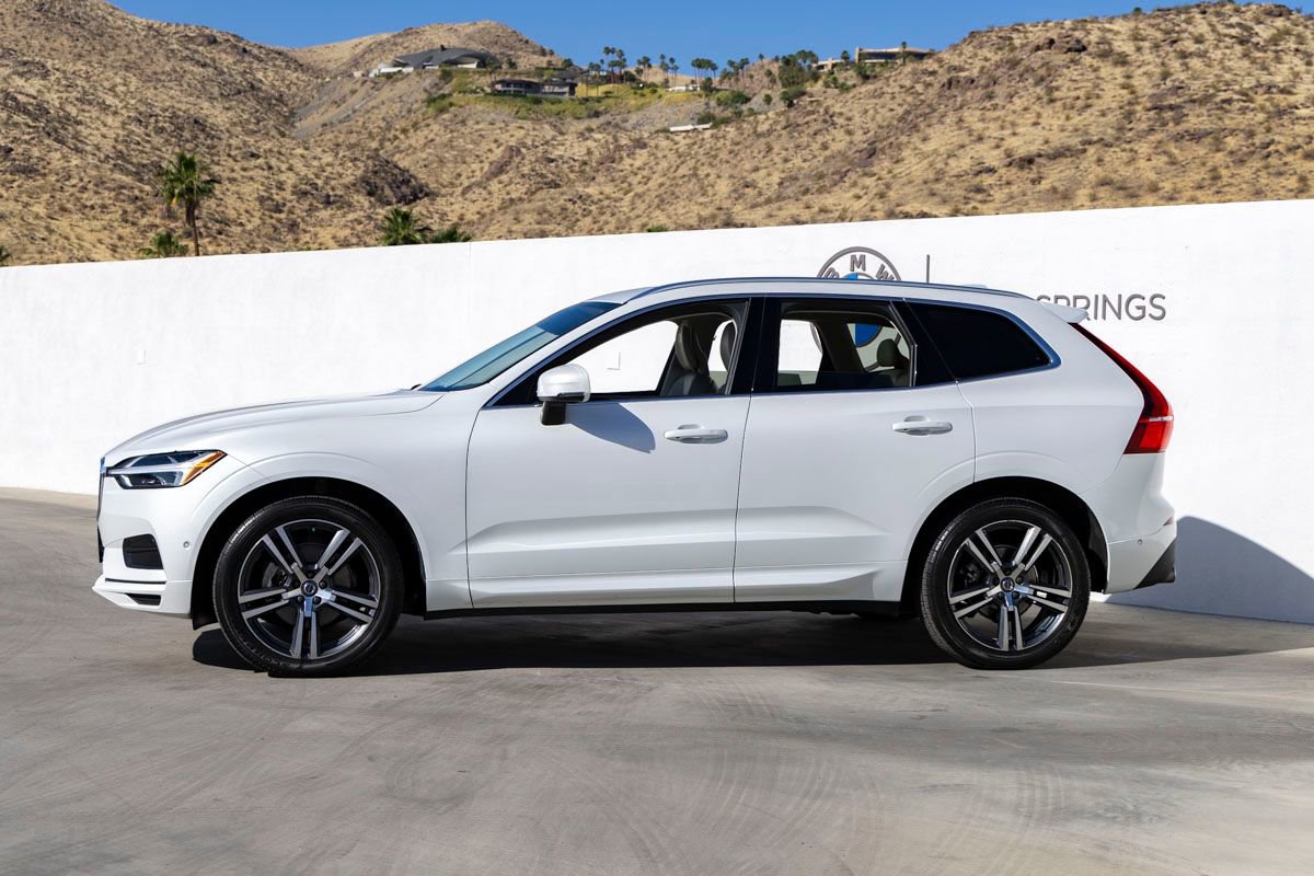 Used 2018 Volvo XC60 T5 Momentum w/ Vision Package image 3