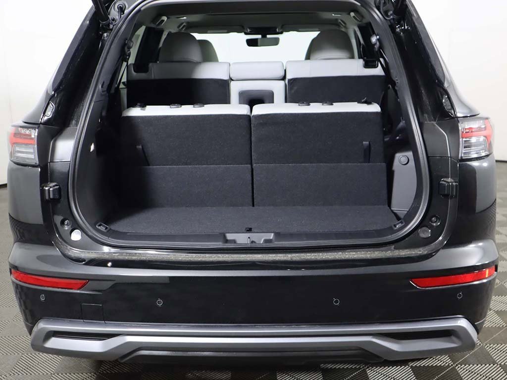 New 2025 Mitsubishi Outlander SE image 18