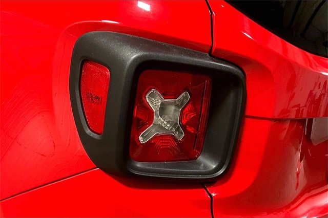 Used 2017 Jeep Renegade Latitude w/ Popular Equipment Group image 8