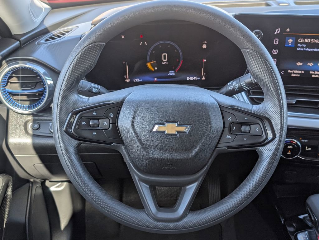 Used 2025 Chevrolet Trax LT FWD image 15