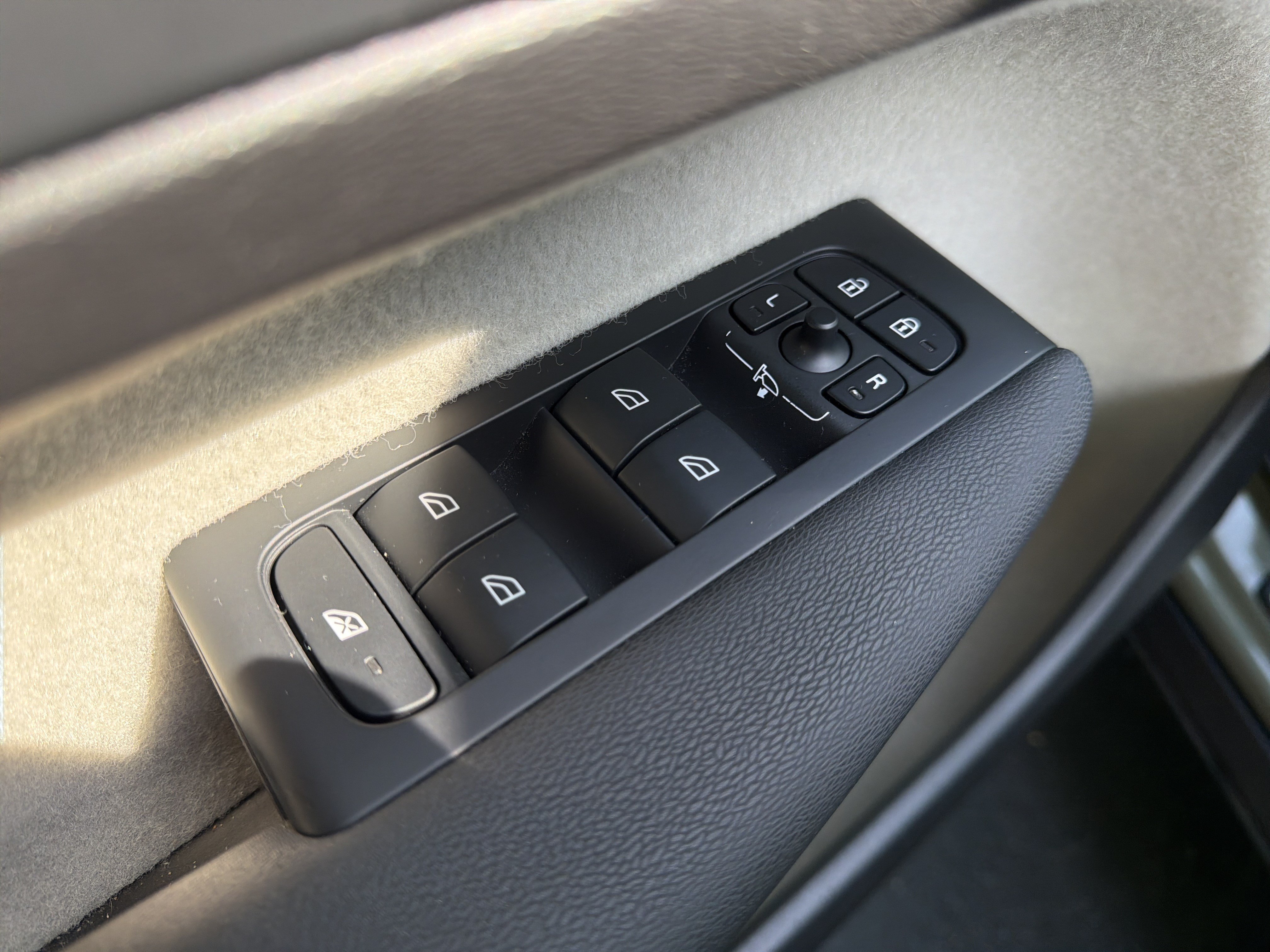 Certified 2023 Volvo XC40 B5 Plus AWD/4WD image 15