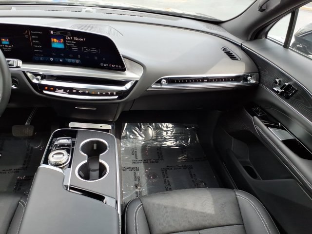 Used 2025 Cadillac Lyriq Luxury AWD/4WD image 17