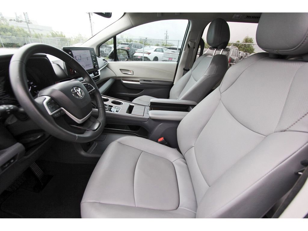 Used 2023 Toyota Sienna XLE image 16
