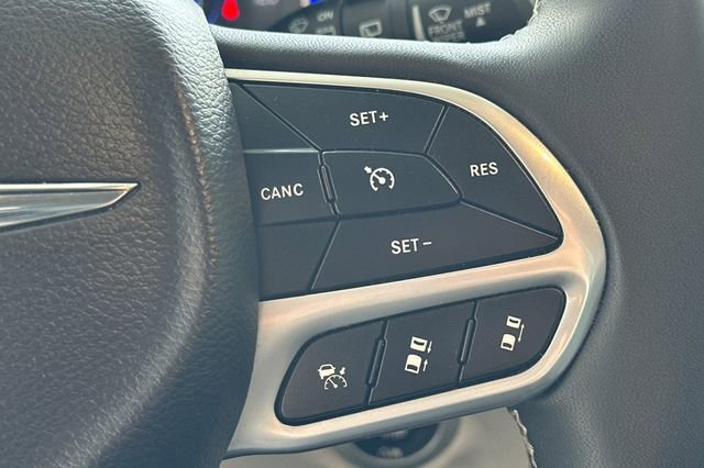Used 2023 Chrysler Pacifica Touring-L FWD image 27
