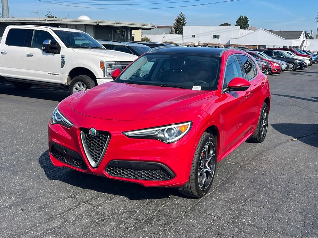 Used 2020 Alfa Romeo Stelvio Ti w/ Active Blind Spot Package AWD/4WD image 3
