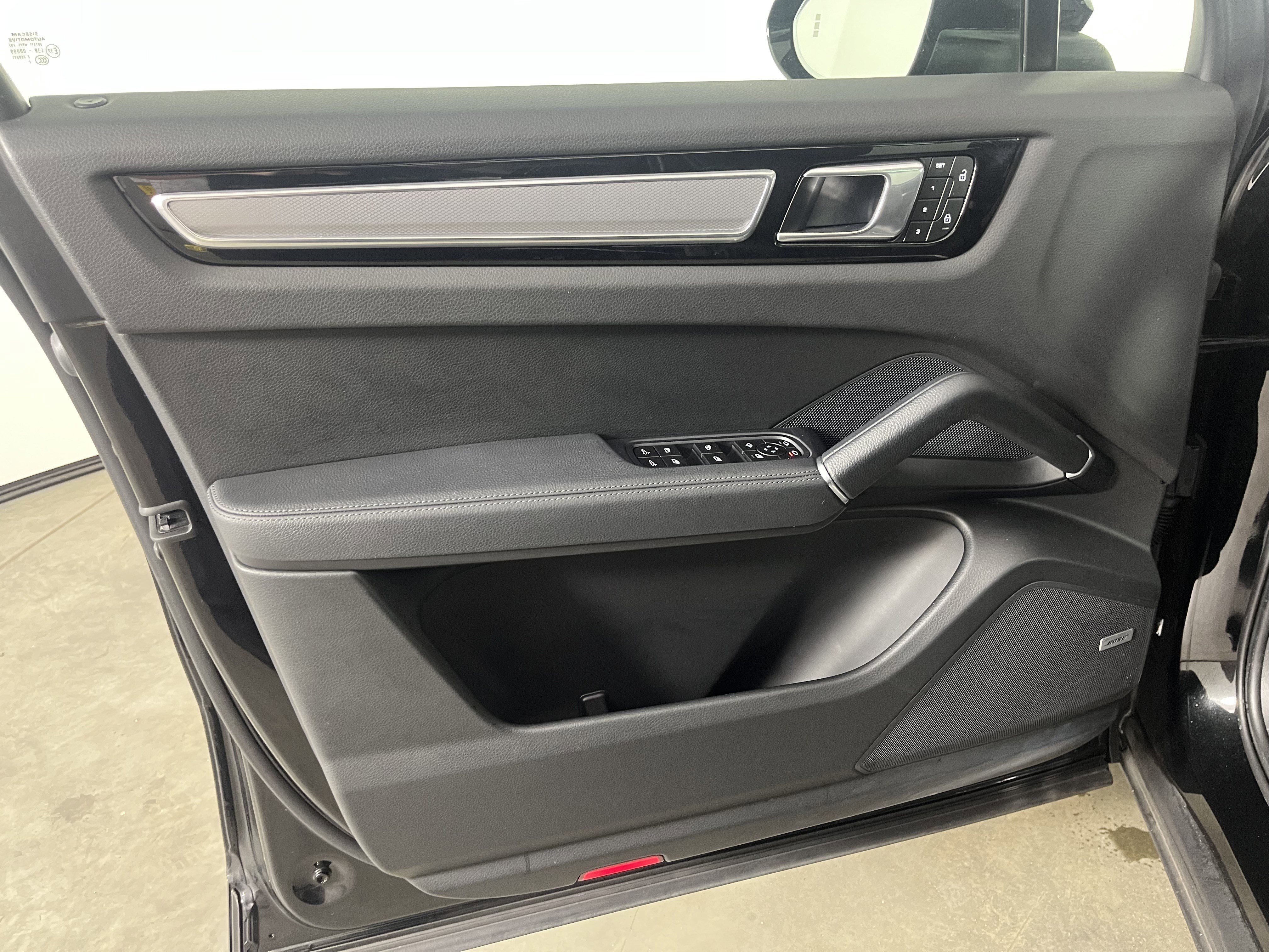 Used 2023 Porsche Cayenne Platinum Edition image 18