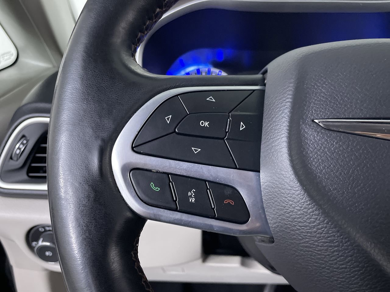 Used 2019 Chrysler Pacifica Touring-L FWD image 25
