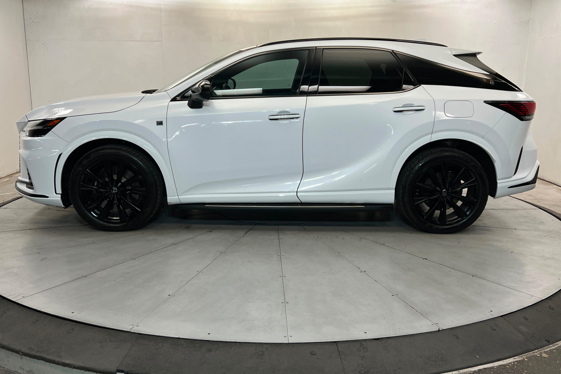 Used 2024 Lexus RX 500h F Sport w/ Technology Package AWD/4WD image 2
