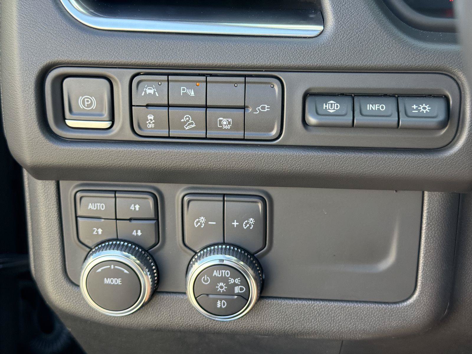 Used 2022 GMC Yukon XL AT4 w/ AT4 Premium Package AWD/4WD image 17