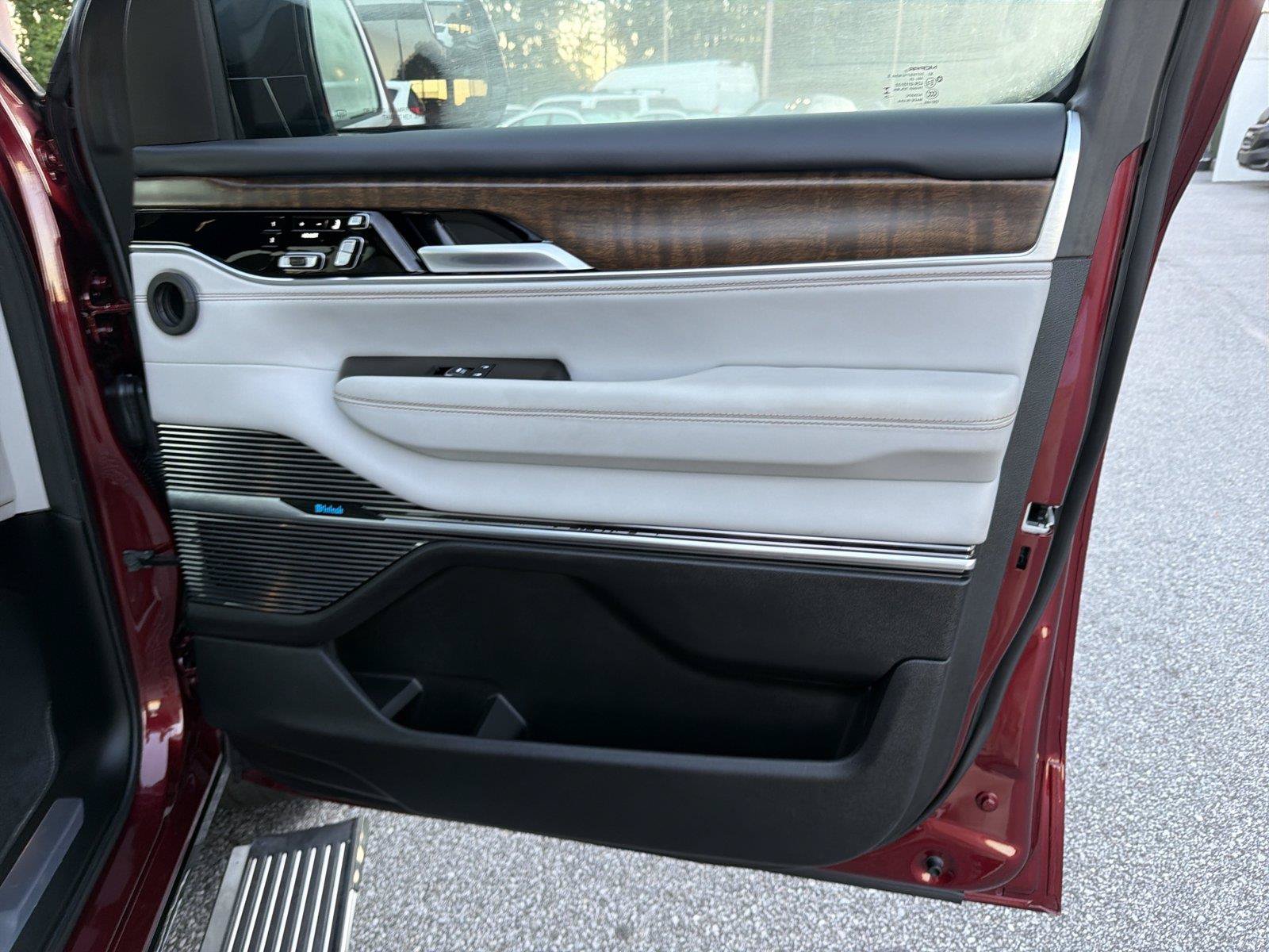 Used 2025 Jeep Grand Wagoneer 4WD image 13