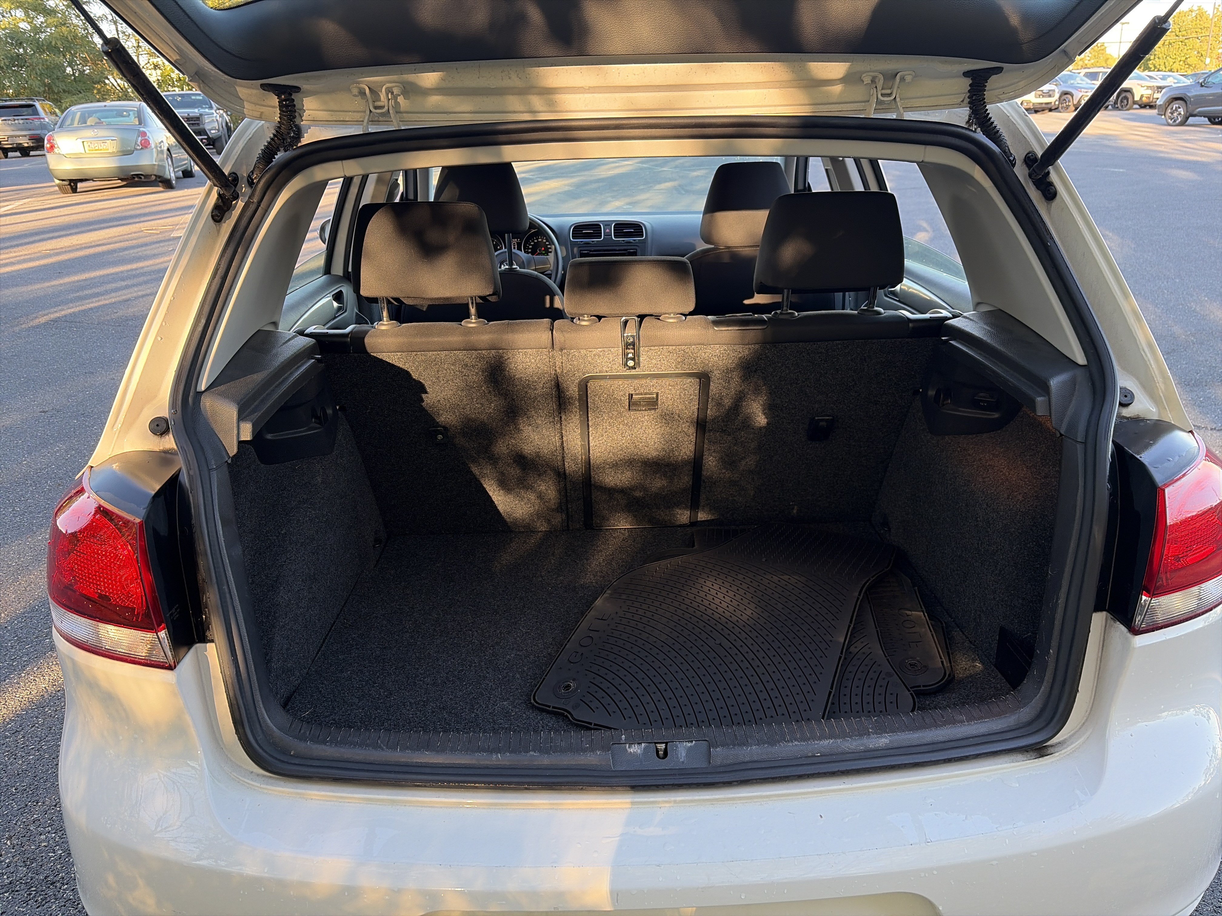 Used 2014 Volkswagen Golf 4-Door FWD image 17