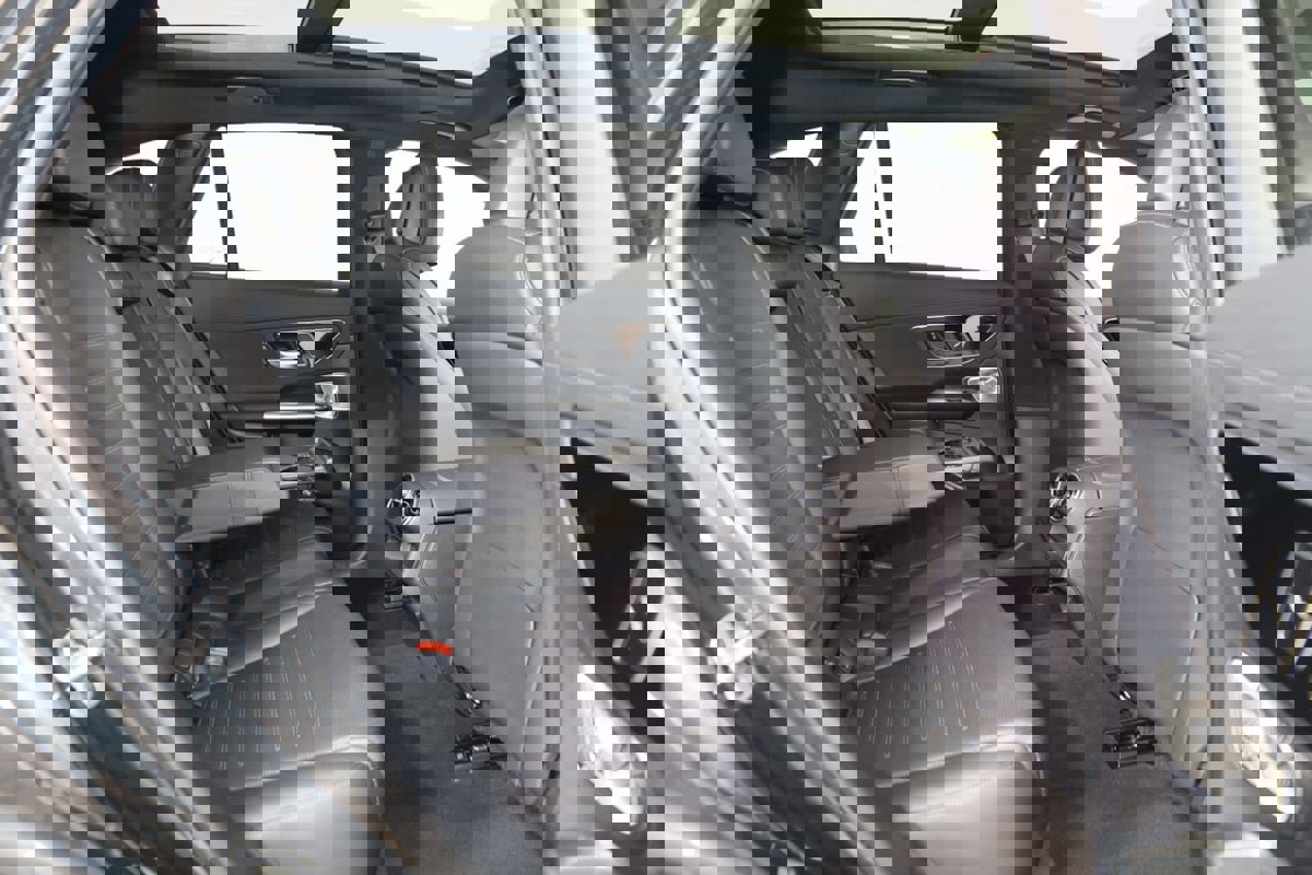 Used 2025 Mercedes-Benz GLC 300 4MATIC SUV image 15