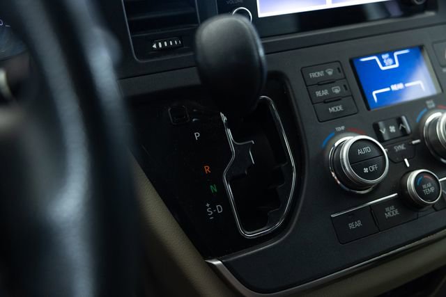 Used 2020 Toyota Sienna L FWD image 30