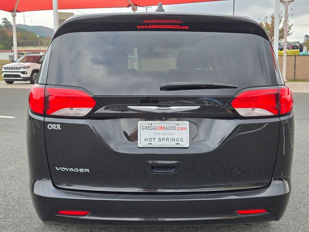 Used 2022 Chrysler Voyager LX image 4