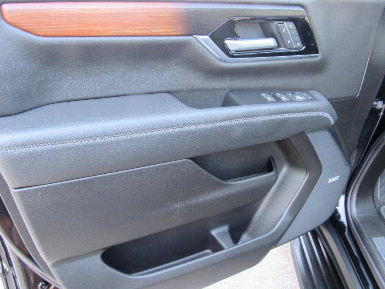 Used 2025 GMC Yukon XL Denali AWD/4WD image 15