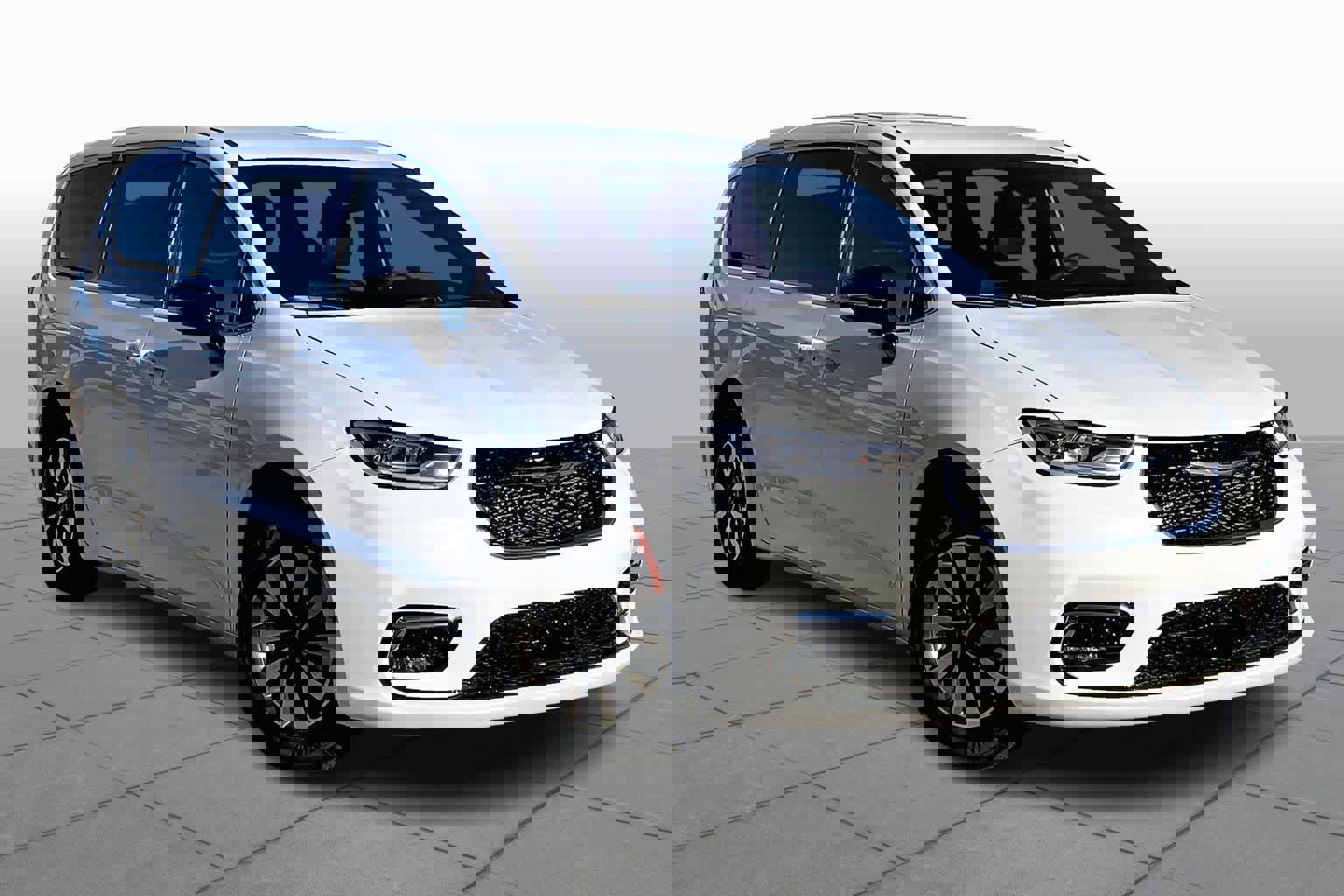 Used 2025 Chrysler Pacifica Select image 3