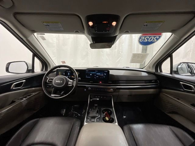 Used 2025 Kia Carnival FWD image 16