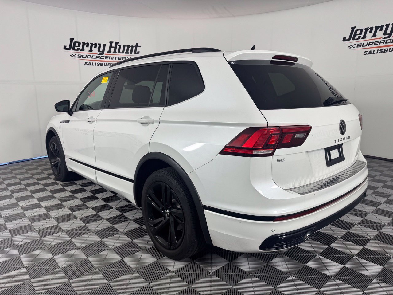Used 2024 Volkswagen Tiguan SE R-Line FWD image 9