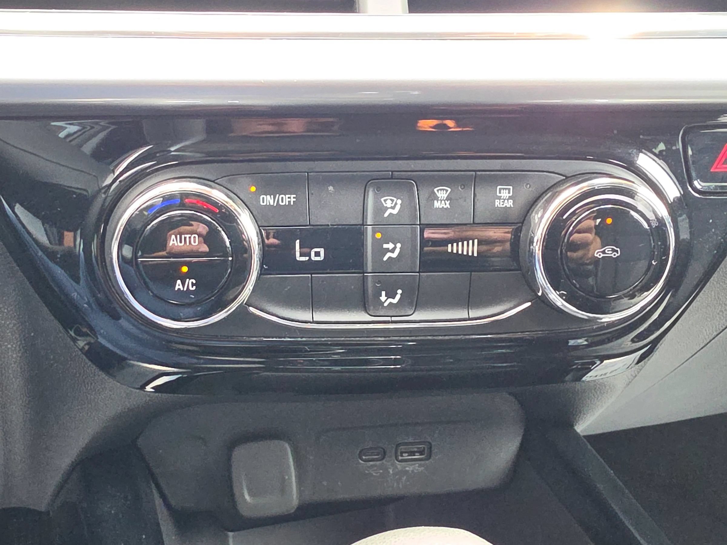 Used 2025 Chevrolet Trax LT FWD image 31