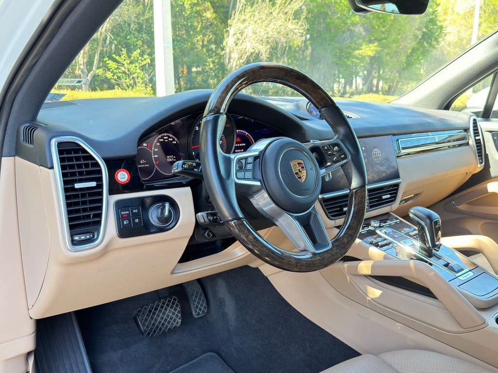Certified 2023 Porsche Cayenne Platinum Edition image 4