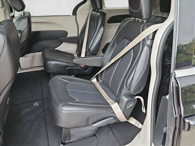 Used 2024 Chrysler Pacifica Touring-L FWD image 17
