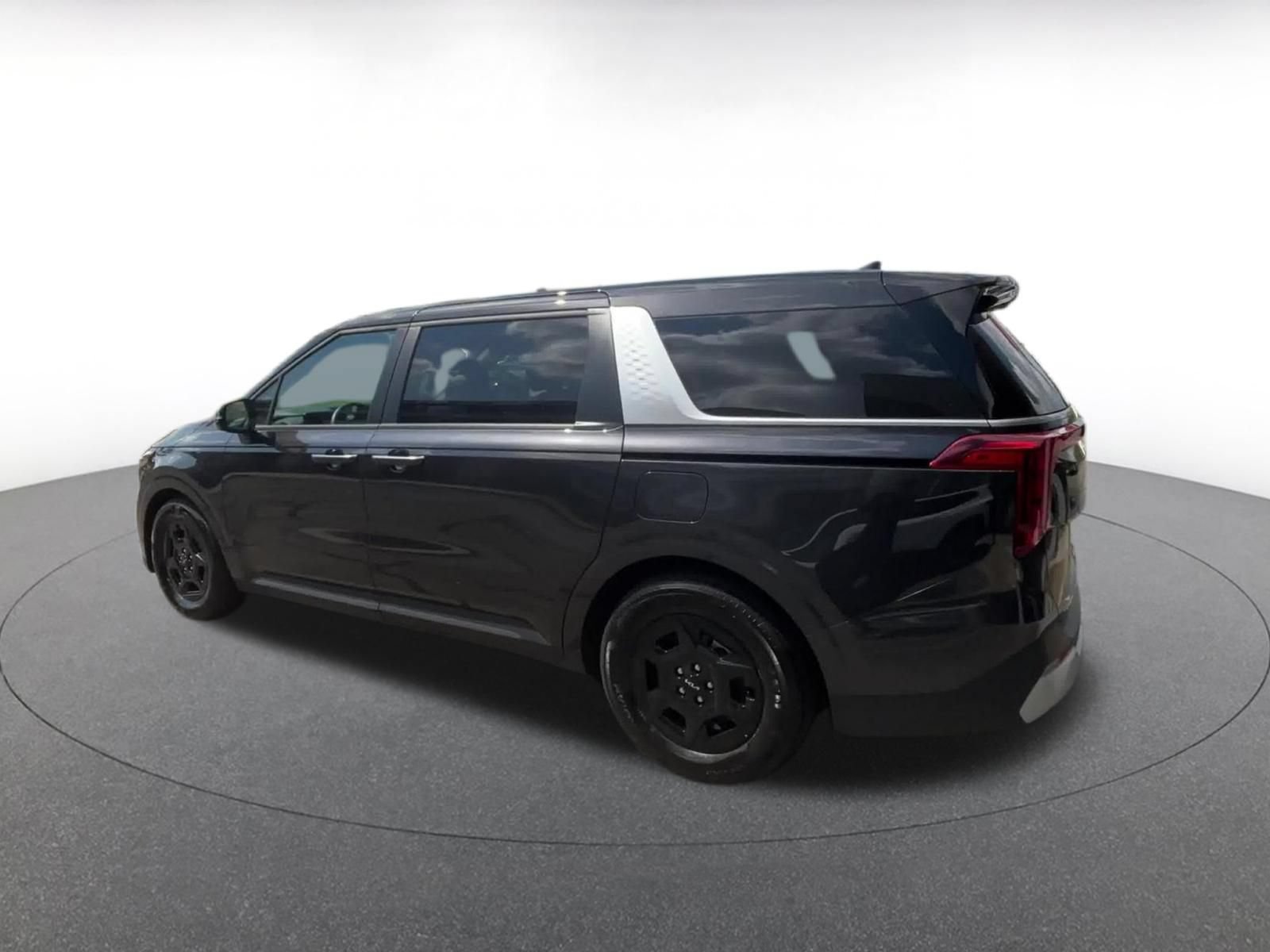 Used 2026 Kia Carnival FWD image 9