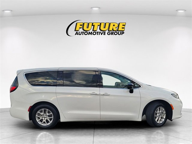 Used 2024 Chrysler Pacifica Touring-L image 3