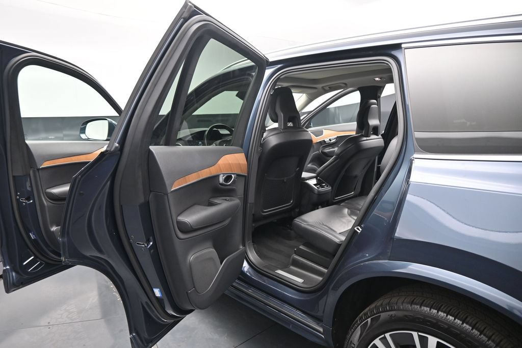 Used 2021 Volvo XC90 T5 Momentum w/ Protection Package Premier AWD/4WD image 17