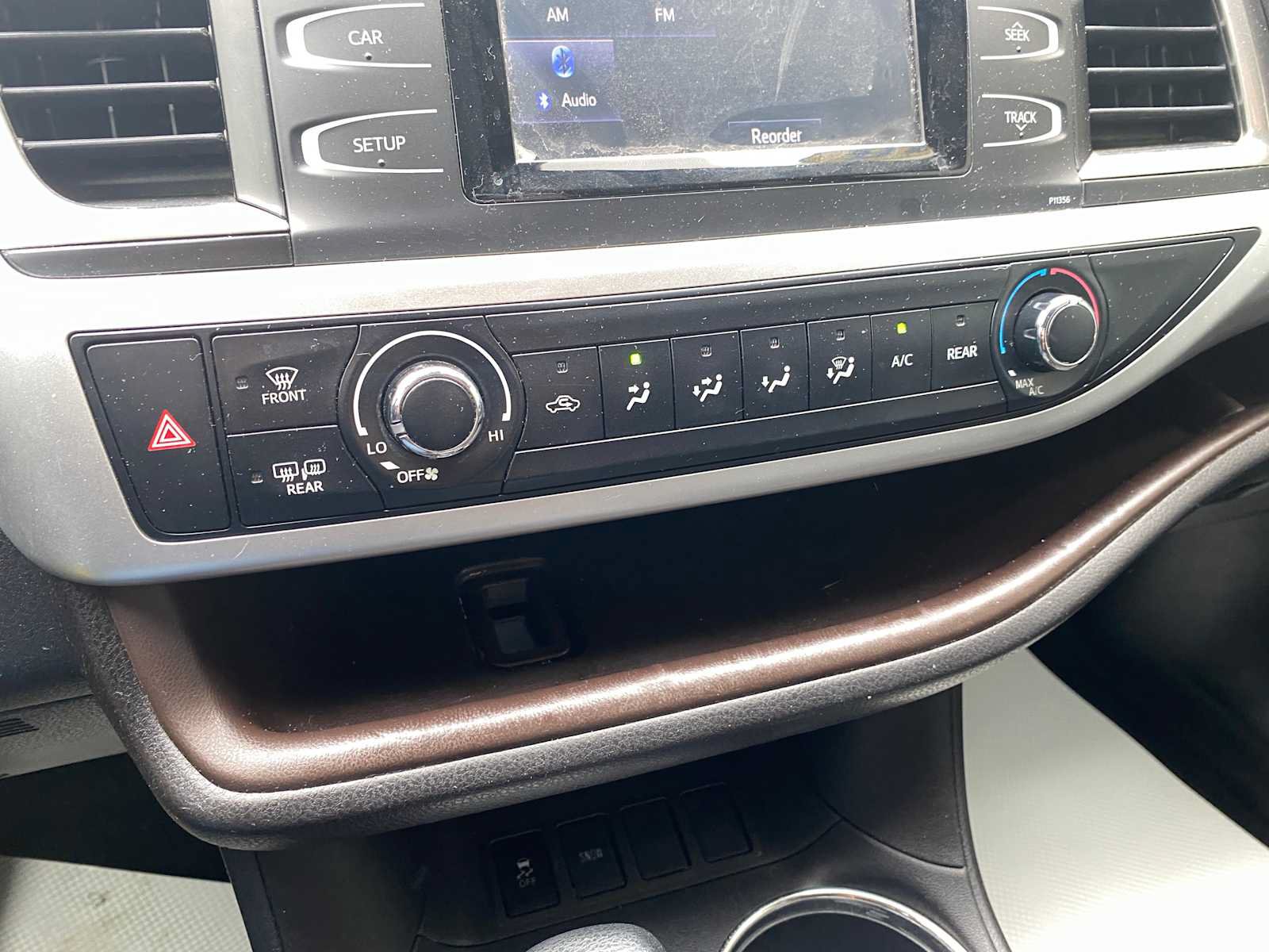 Used 2018 Toyota Highlander LE FWD image 19