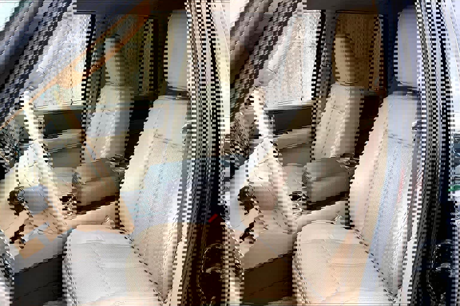 Used 2014 Ford Expedition XLT w/ Equipment Group 202A RWD image 8