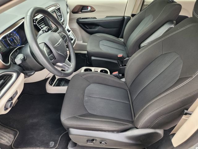Used 2024 Chrysler Pacifica Touring-L image 10