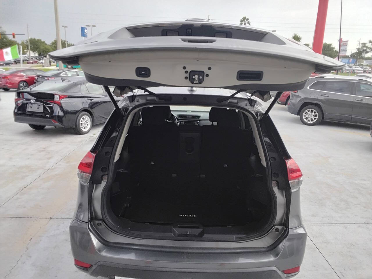 Used 2018 Nissan Rogue SV w/ Premium Package image 5
