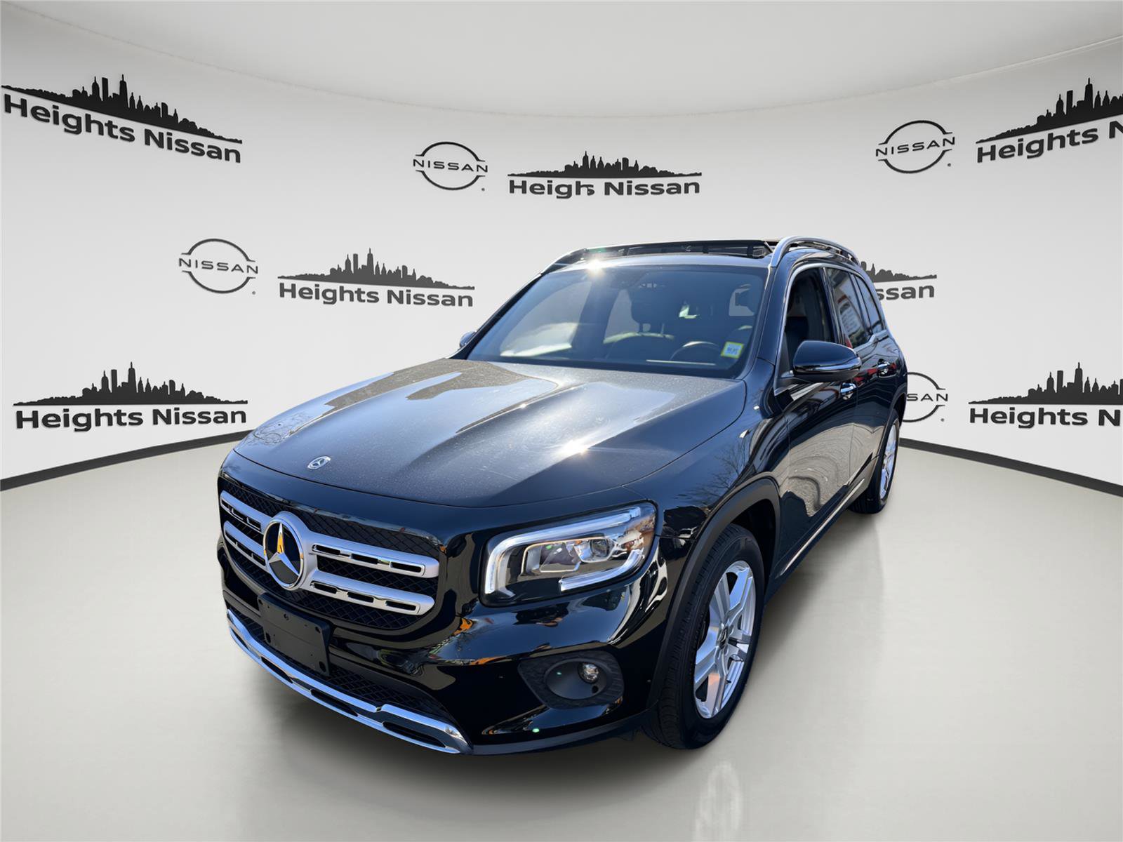 Used 2023 Mercedes-Benz GLB 250 4MATIC w/ Premium Package image 5