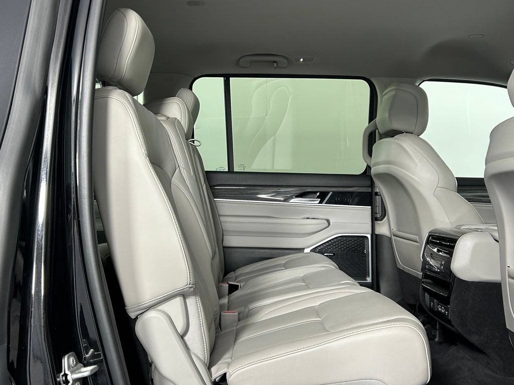 Used 2022 Jeep Wagoneer Series III AWD/4WD image 13