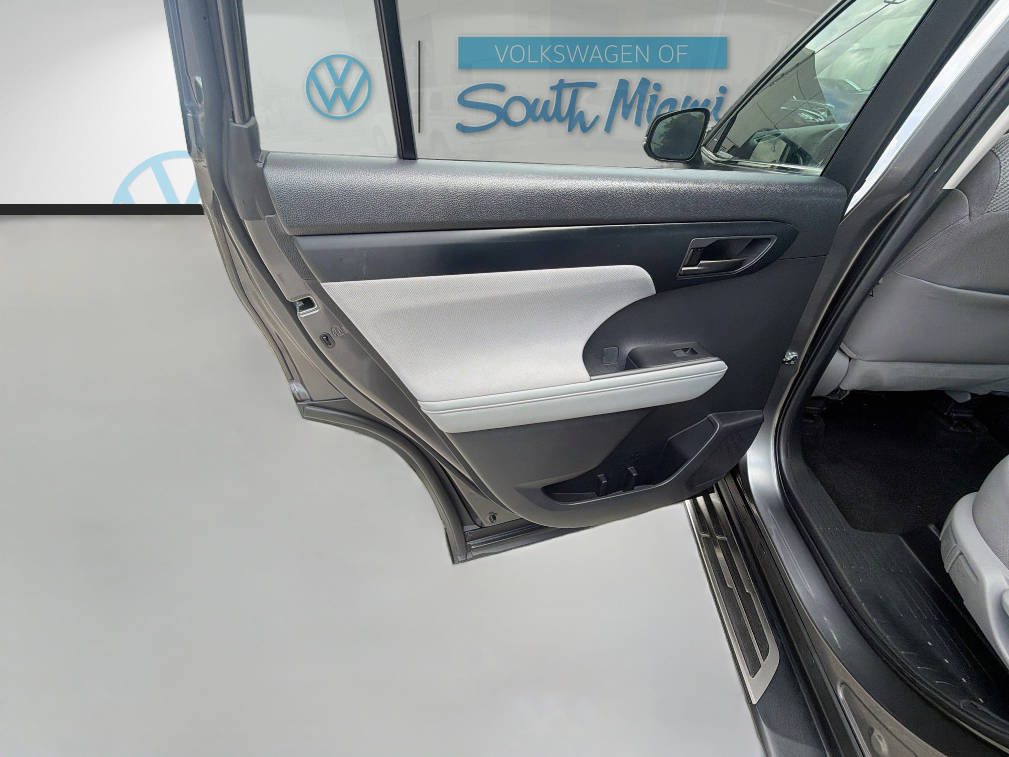 Used 2023 Toyota Highlander LE FWD image 25